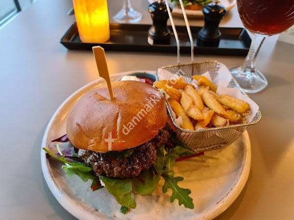 Restaurant & lounge
